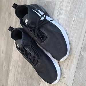 Nike Air Max Motions 2